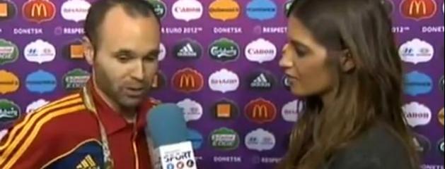 Une journaliste espagnole fait une boulette en interviewant Andres Iniesta!
