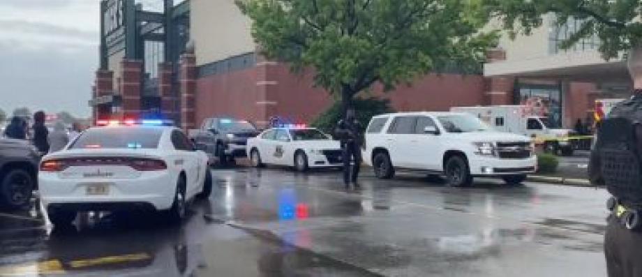 New shooting in US last night: Gunman opens fire at food court, kills three – view from Indianapolis mall before passerby is shot