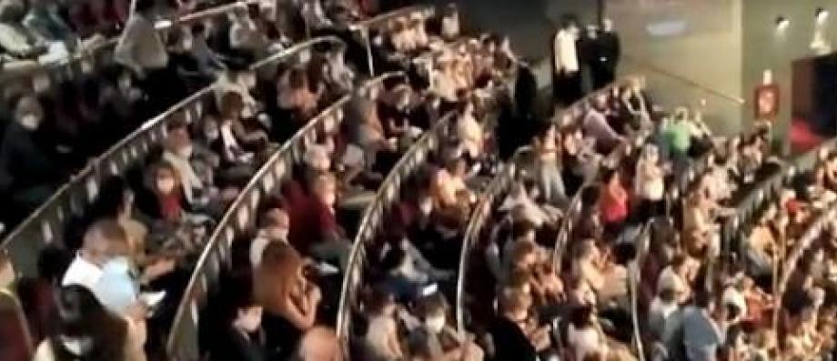 Photo of Coronavirus – Les images de la révolte des spectateurs de l’Opéra de Madrid qui protestent contre le non-respect des règles de distanciation et interrompent une représentation