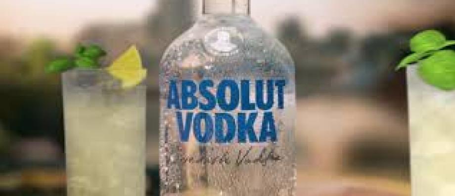 Na met een boycot te zijn bedreigd, kondigde het wodkamerk Absolut, het Zweedse vlaggenschip van de Franse groep Pernod Ricard, aan de export naar Rusland op te schorten.