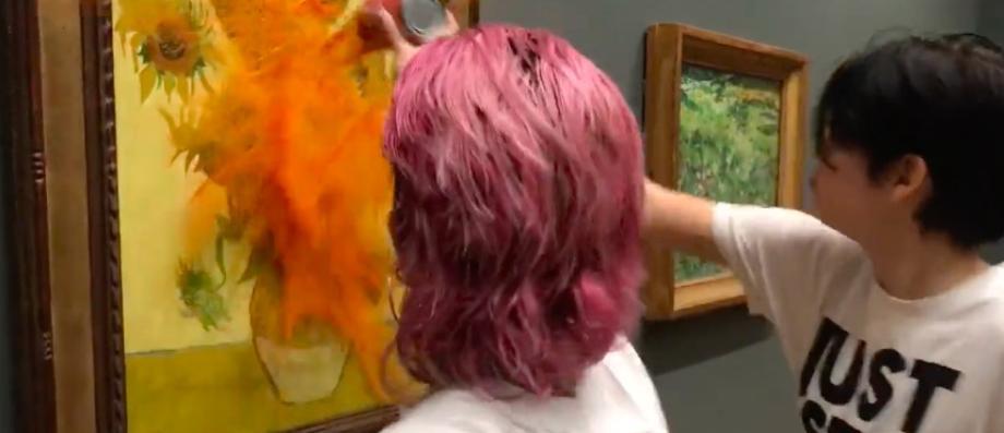 Guarda gli attivisti ambientali lanciare zuppa ai famosi “Girasoli” di Van Gogh alla National Gallery di Londra – VIDEO