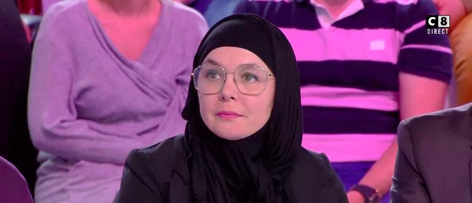 Raak mijn bericht niet aan: wie is Amal de gesluierde moeder en de nieuwe columnist van Cyril Hannon die gisteren debuteerde?  – Video