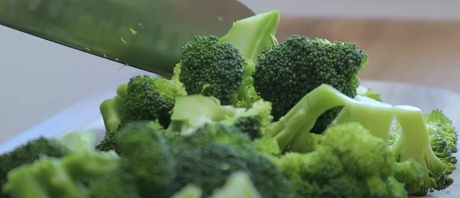 Uno studio presentato da INSERM suggerisce che mangiare broccoli o cavoli può ridurre la gravità delle allergie cutanee