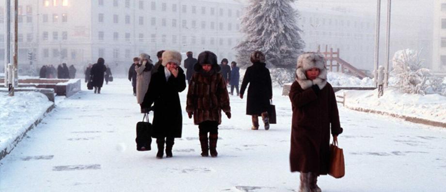 La città di Yakutsk, in Siberia, sta attualmente battendo i record storici del freddo: dopo aver superato pochi giorni fa la soglia dei -50°C, ora il termometro segna… -62,7°C