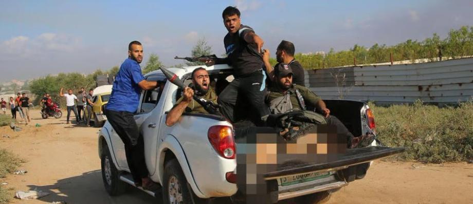 7. Oktober: Ein Foto einer jungen israelischen Frau, die tot und nackt in einem Hamas-Pick-up liegt, wurde zum „Foto des Jahres“ gekürt – der Fotograf wusste zweifellos im Voraus von dem Angriff.