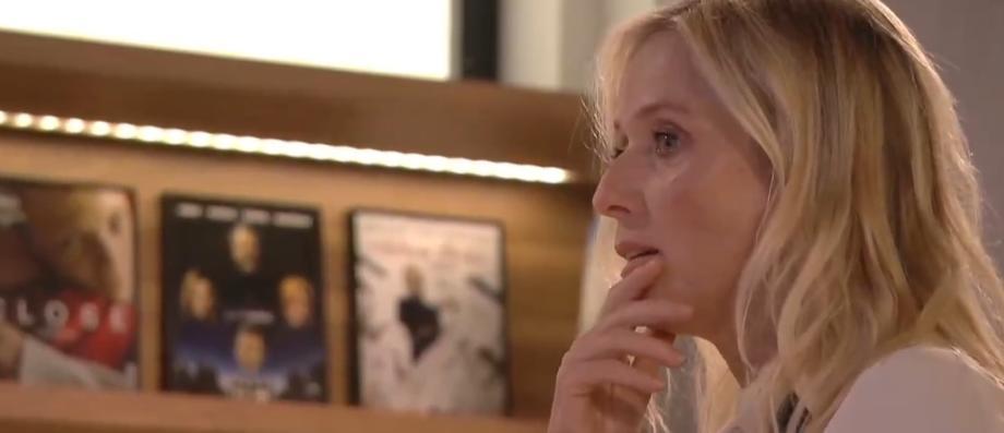En plotseling, gisteravond, op de set van “En Aparté” op Canal +, liet actrice Léa Drucker, overweldigd door emotie, haar tranen stromen: hier is waarom … in de video