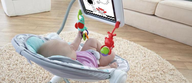 Un transat pour bébé avec support pour tablette numérique fait polémique