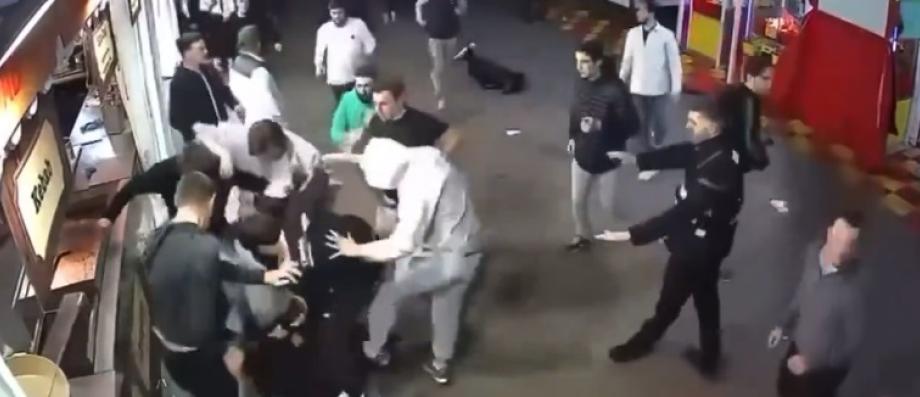 Les images des violences qui se multiplient à la Foire du Trône à Paris, alors que des bandes de racailles se donnent rendez-vous au milieu des familles venues s'amuser - Regardez