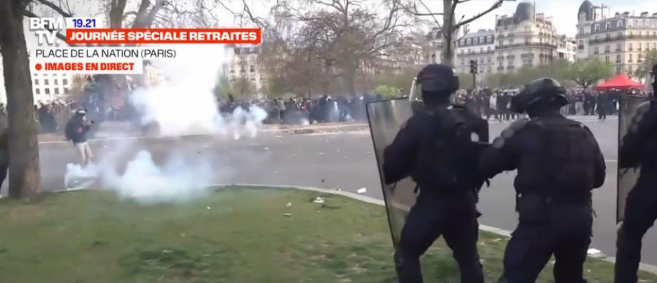 URGENT - Retraites - Des incidents éclatent Place de la Nation à Paris après la dispersion de la manifestation avec des dizaines de casseurs face aux policiers - Nouvelle journée de mobilisation annoncée pour le jeudi 6 avril - Vidéo