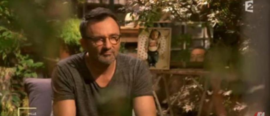 L'animateur de France 2, Frédéric Lopez révèle être touché par une maladie évolutive qui lui fait perdre la plus grande partie de son audition : "C'est compliqué de passer une vie comme ça..."