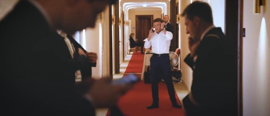 En publiant sur son compte twitter, un nouveau spot de 3 minutes sur ses prestations au G7, Emmanuel Macron accusé de devenir un héros de "télé-réalité et d'abuser de l'auto-promotion - Vidéo