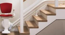 Vous possédez un escalier dans votre logement et vous avez des difficultés pour l’emprunter au quotidien? Il existe une solution : le monte escalier !